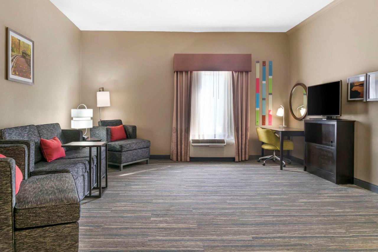 Comfort Inn & Suites Toledo Exterior photo
